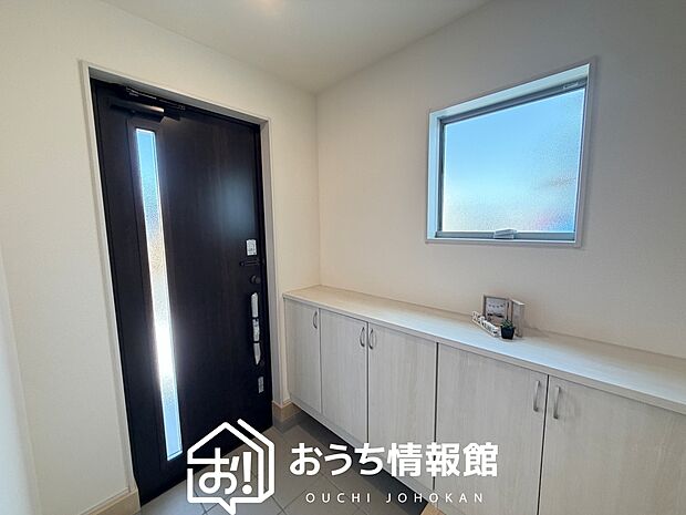 【現地写真（玄関）】玄関には、大型のシューズ収納を設置しています。