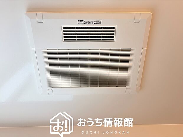 【電気式浴室暖房換気乾燥機】寒い冬場はあたたかく、暑い夏場は扇風機のような心地よさです。
雨の日は、浴室が衣類乾燥スペースになります。