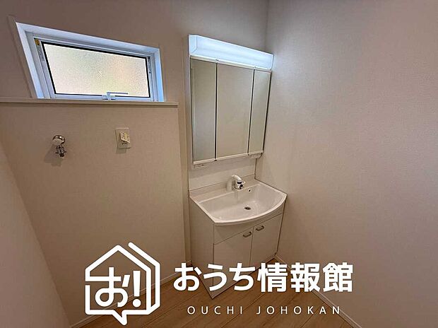 【洗面台・洗面所】鏡の両サイドは、必要なものを取出しやすく、大きな鏡面で朝の準備も快適。
使いやすいリフトアップ機能付きのシングルレバーシャワー水栓付です。