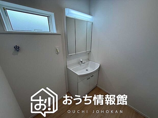 【洗面台・洗面所】鏡の両サイドは、必要なものを取出しやすく、大きな鏡面で朝の準備も快適。
使いやすいリフトアップ機能付きのシングルレバーシャワー水栓付です。