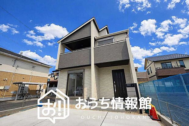 【現地写真(外観)】軽くて火災に強い屋根材を採用し、地震時の建物への負担や揺れを軽減しています。