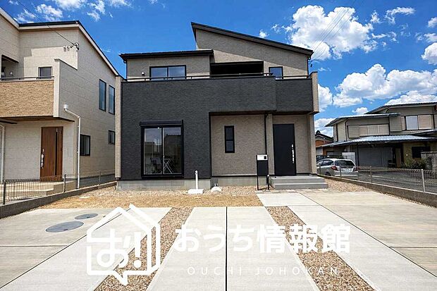 【現地写真(外観)【2号地】】軽くて火災に強い屋根材を採用し、地震時の建物への負担や揺れを軽減しています。