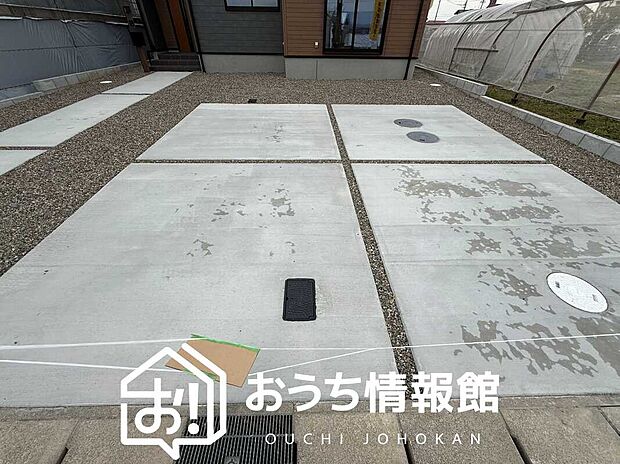 【現地写真(駐車場)】駐車スペースが広く、運転が苦手な方も安心です。