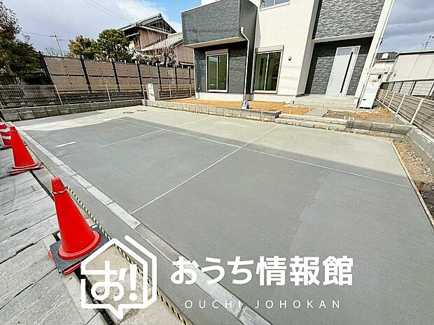 【現地写真（駐車場）】駐車スペースが広く、運転が苦手な方も安心です。