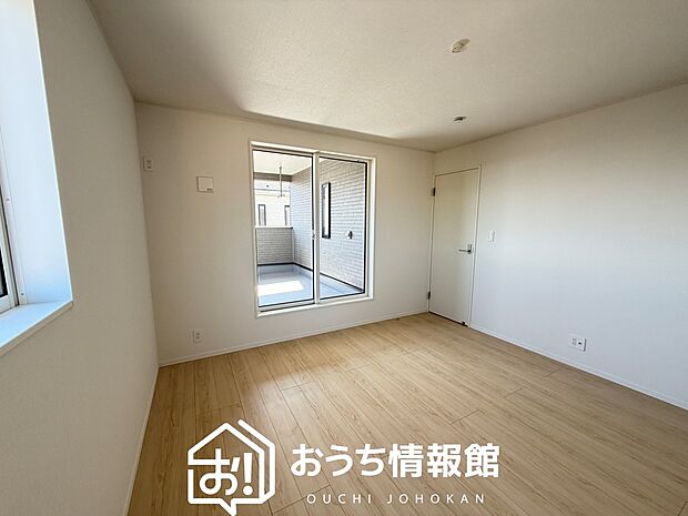 【現地写真(寝室)】木目の美しさを際立たせるシンプルデザインの建具を使用しています。