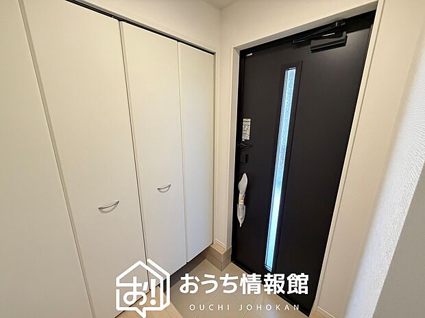 【現地写真(玄関)】玄関には、大型のシューズ収納を設置しています。
