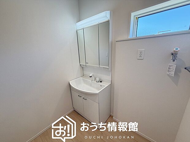 【洗面台・洗面所】鏡の両サイドは、必要なものを取出しやすく、大きな鏡面で朝の準備も快適。
使いやすいリフトアップ機能付きのシングルレバーシャワー水栓付です。