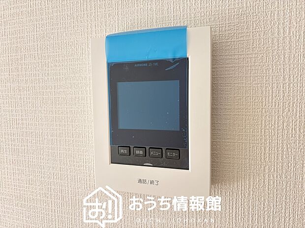 【TVモニター付インターホン】手放し通話ができ、送話表示灯で送話・受話状態が確認できます。
映像と音声で玄関先の様子をチェックできるモニター機能や、夜間の訪問者の顔も確認できるLEDライトを装備しています。