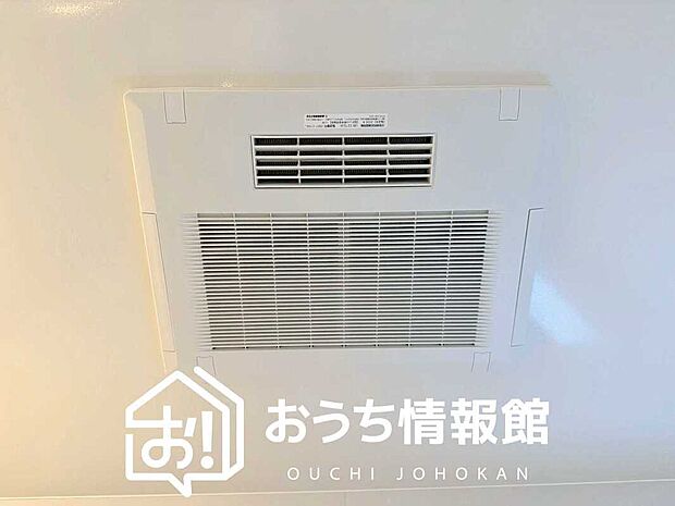 【浴室換気乾燥暖房機】予備暖房や衣類の乾燥に使用できる乾燥機を設置。
雨の日の洗濯物や、部屋干しの衣類等の乾燥に活躍します。