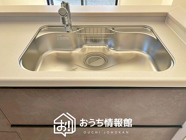 【浄水器内臓型ハンドシャワー付シンク】傷や汚れが付きにくい静音仕様の全面エンボス加工シンク。
また、蛇口の先端に浄水器を内蔵。浄水シャワーが使える毎分4リットルのたっぷり浄水。