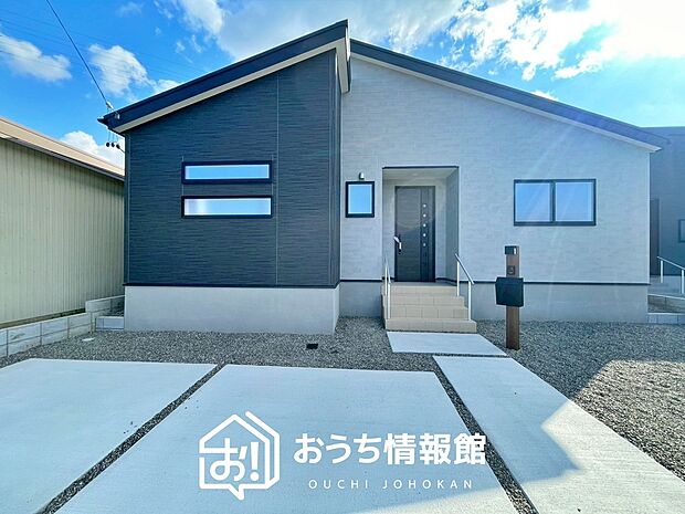 【現地写真(外観)【2号地】】軽くて火災に強い屋根材を採用し、地震時の建物への負担や揺れを軽減しています。