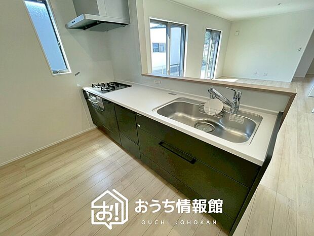 【現地写真（キッチン）】収納たっぷりのシステムキッチン、浄水器付水栓を標準装備しています。