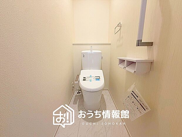 【トイレ】汚れてもサッとひと拭きでお手入れ簡単、エコ仕様の温水洗浄便座付きのトイレです。
バリアフリーにも配慮しています。