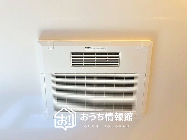 【電気式浴室暖房換気乾燥機】寒い冬場はあたたかく、暑い夏場は扇風機のような心地よさです。
雨の日は、浴室が衣類乾燥スペースになります。