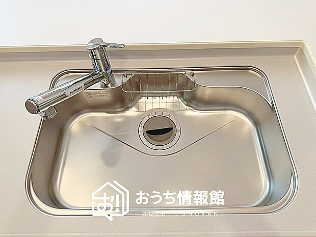 【浄水器内臓型ハンドシャワー付シンク】傷や汚れが付きにくい静音仕様の全面エンボス加工シンク。
また、蛇口の先端に浄水器を内蔵。浄水シャワーが使える毎分4リットルのたっぷり浄水。