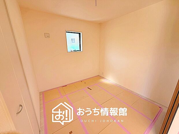 【現地写真(寝室)】木目の美しさを際立たせるシンプルデザインの建具を使用しています。