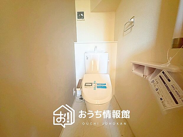 【トイレ】汚れてもサッとひと拭きでお手入れ簡単、エコ仕様の温水洗浄便座付きのトイレです。
バリアフリーにも配慮しています。