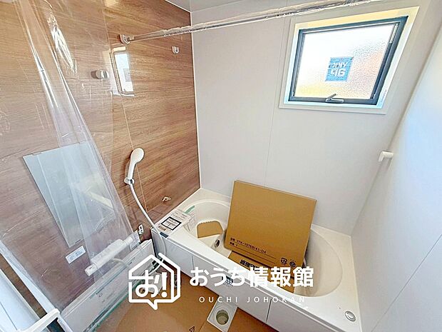 【現地写真(浴室)】浴室暖房乾燥機付き。1坪タイプで広々です。