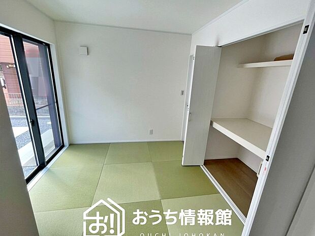 【現地写真（和室）】大壁仕様の新和室。くつろぎの空間です。
木目の美しさを際立たせるシンプルデザインの建具を使用しています。