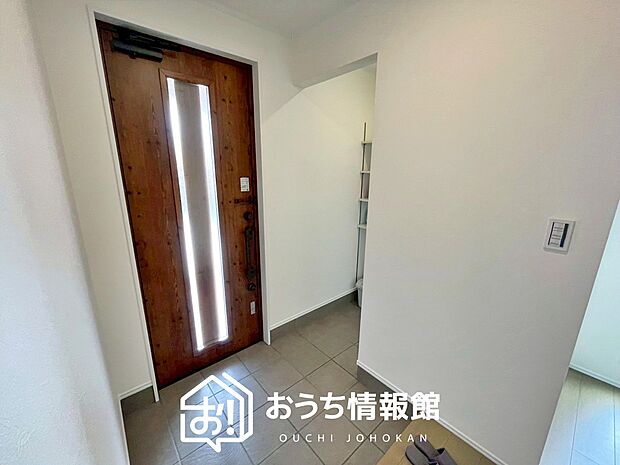 【現地写真（玄関）】玄関には、大型のシューズ収納を設置しています。