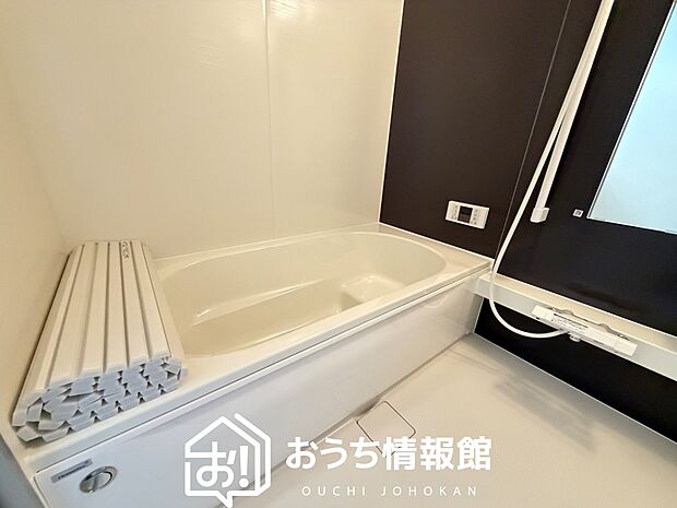 【現地写真（浴室）】浴室暖房乾燥機付き。１坪タイプで広々です。