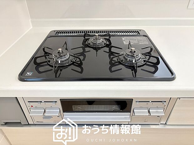 【ビルトインコンロ】フラットな構造で清掃性が高く、過熱防止センサー付３口タイプで日頃の家事も快適です。