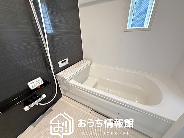 【現地写真（浴室）】浴室暖房乾燥機付き。１坪タイプで広々です。