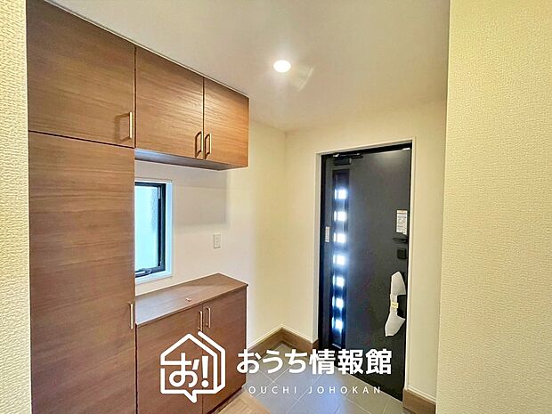 【現地写真（玄関）】玄関には、大型のシューズ収納を設置しています。