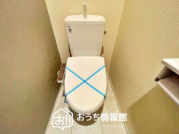 【トイレ】汚れてもサッとひと拭きでお手入れ簡単、エコ仕様の温水洗浄便座付きのトイレです。
バリアフリーにも配慮しています。