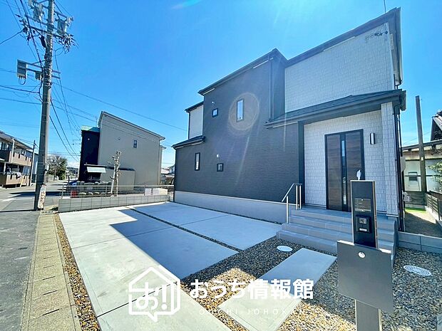 【現地写真(前道含む外観)】軽くて火災に強い屋根材を採用し、地震時の建物への負担や揺れを軽減しています。