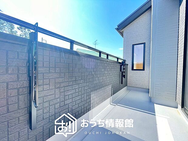 【バルコニー】奥行きが広く、洗濯物をゆったりと干せる十分な広さで、家族の洗濯も捗ります。