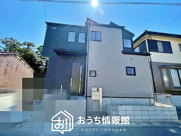 【現地写真（外観）】雨で汚れを落とし、耐久性・耐候性に優れた外壁を使用しています。