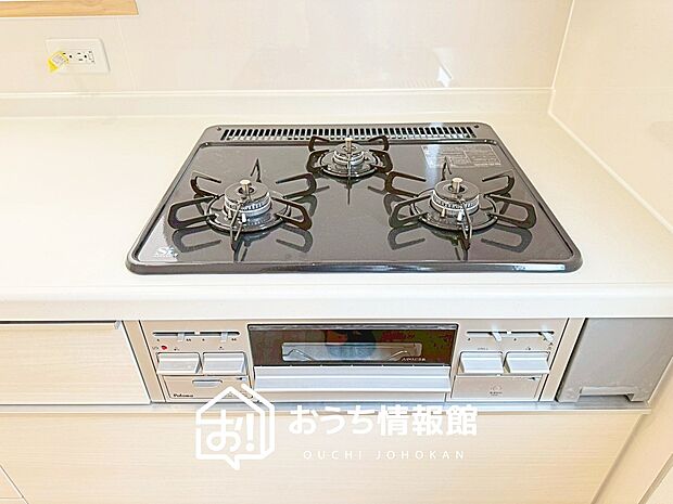 【ビルトインコンロ】フラットな構造で清掃性が高く、過熱防止センサー付３口タイプで日頃の家事も快適です。