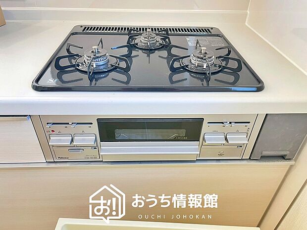 【ビルトインコンロ】フラットな構造で清掃性が高く、過熱防止センサー付3口タイプで日頃の家事も快適です。