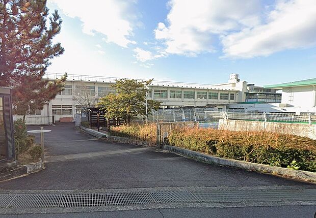 可児市立春里小学校(約910m)