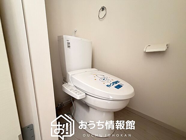 【トイレ】汚れてもサッとひと拭きでお手入れ簡単、エコ仕様の温水洗浄便座付きのトイレです。
バリアフリーにも配慮しています。