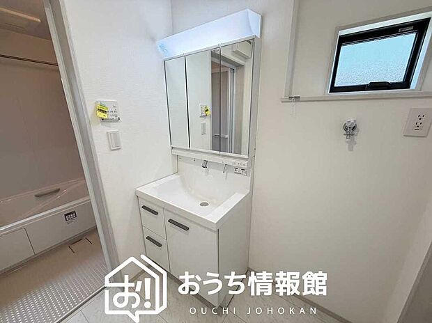 【洗面台・洗面所】鏡の両サイドは、必要なものを取出しやすく、大きな鏡面で朝の準備も快適。
使いやすいリフトアップ機能付きのシングルレバーシャワー水栓付です。