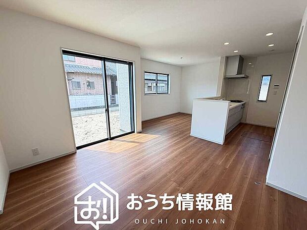 【現地写真(リビング)】フローリング材には、木目、色調など木材特有の風合いがあり、ナチュラルな美しさになっています。