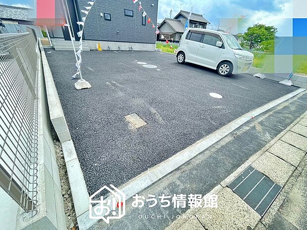 【現地写真(駐車場)】駐車スペースが広く、運転が苦手な方も安心です。