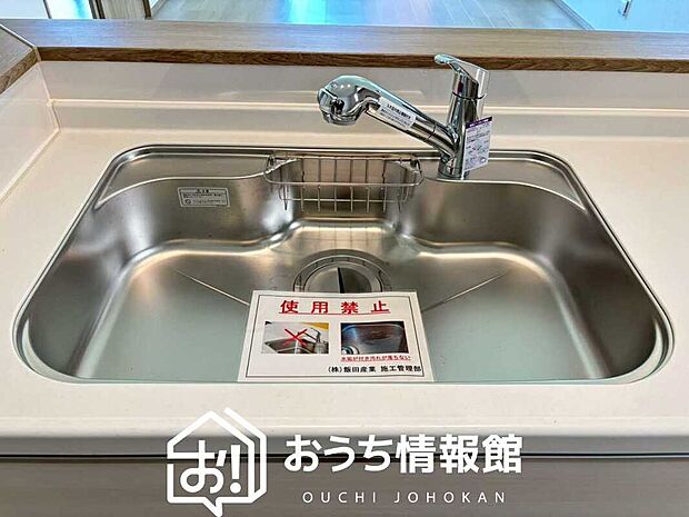 【浄水器内臓ハンドシャワー付シンク】広々とした凸型シンクに洗剤ポケットを標準装備。すっきり収納できます。
また、蛇口の先端に浄水器を内蔵しているため場所をとりません。