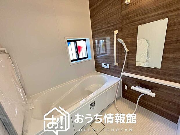 【現地写真(浴室)】浴室暖房乾燥機付き。1坪タイプで広々です。