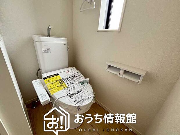 【トイレ】汚れてもサッとひと拭きでお手入れ簡単、エコ仕様の温水洗浄便座付きのトイレです。
バリアフリーにも配慮しています。