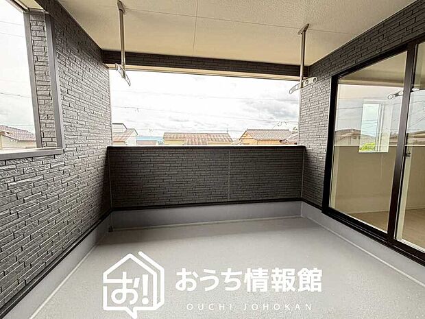 【バルコニー】奥行きが広く、洗濯物をゆったりと干せる十分な広さで、家族の洗濯も捗ります。