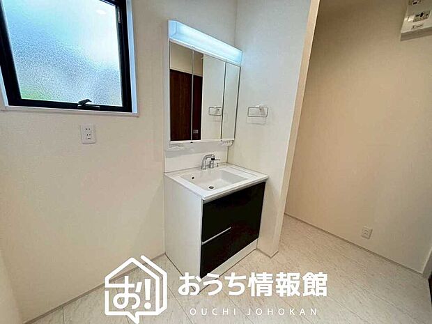 【洗面台・洗面所】鏡の両サイドは、必要なものを取出しやすく、大きな鏡面で朝の準備も快適。
使いやすいリフトアップ機能付きのシングルレバーシャワー水栓付です。