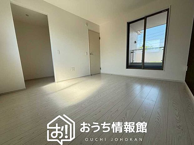 【現地写真(寝室)】木目の美しさを際立たせるシンプルデザインの建具を使用しています。