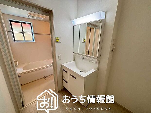 【洗面台・洗面所】鏡の両サイドは、必要なものを取出しやすく、大きな鏡面で朝の準備も快適。
使いやすいリフトアップ機能付きのシングルレバーシャワー水栓付です。
