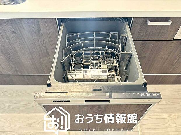 【食器洗い乾燥機】食後の時間にゆとりを与えてくれる食器洗い乾燥機。
操作ボタンも上面にあるので、腰をかがめずに操作ができラクラクです。