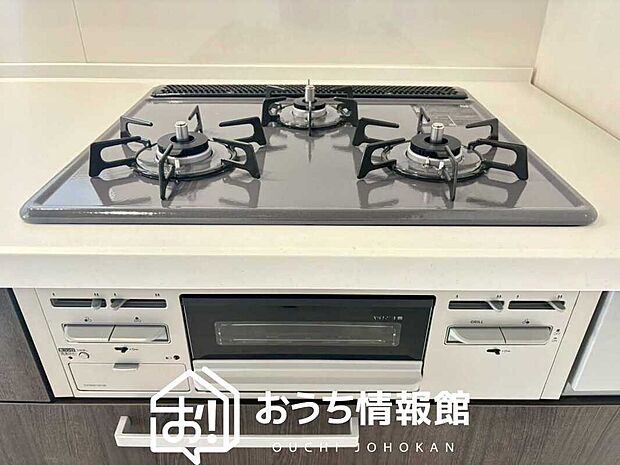 【ビルトインコンロ】フラットな構造で清掃性が高く、過熱防止センサー付3口タイプで日頃の家事も快適です。