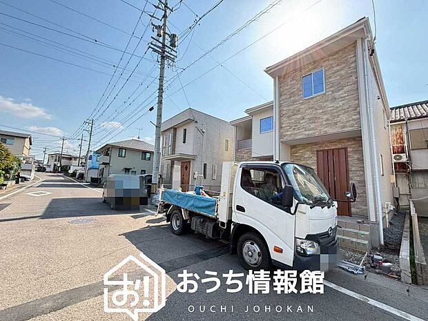 【現地写真(前道含む外観)】軽くて火災に強い屋根材を採用し、地震時の建物への負担や揺れを軽減しています。