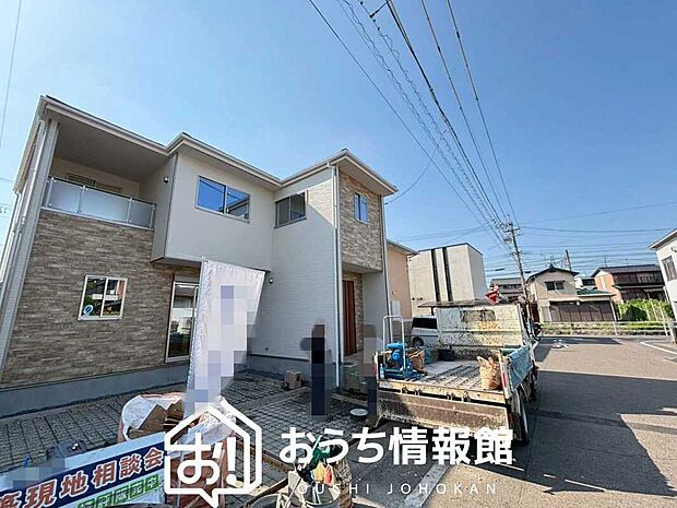 【現地写真(前道含む外観)】健康被害に配慮したもっとも安全性の高い建材を採用し、シックハウス対策をしております。